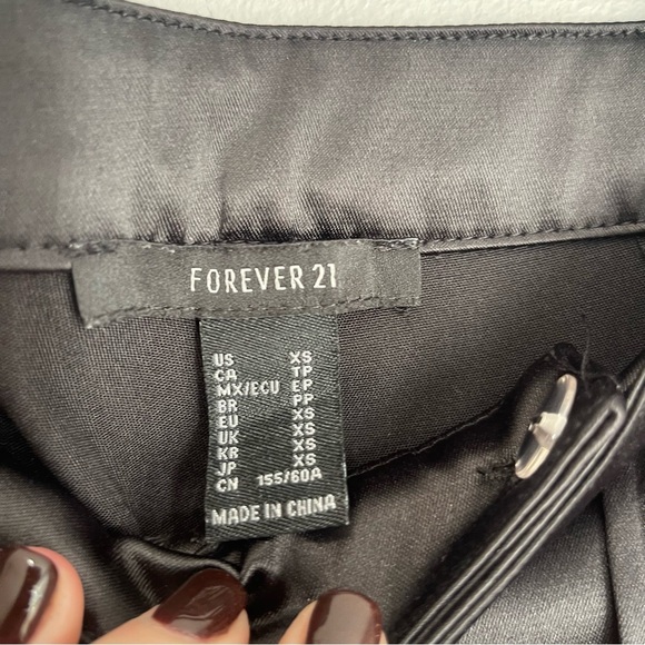 Forever 21 Black Cargo Pants - Picture 4 of 4